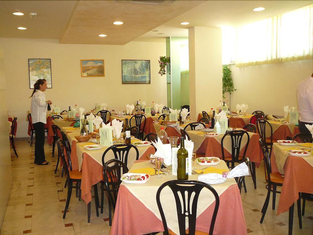 Hotel Madrid Римини Екстериор снимка