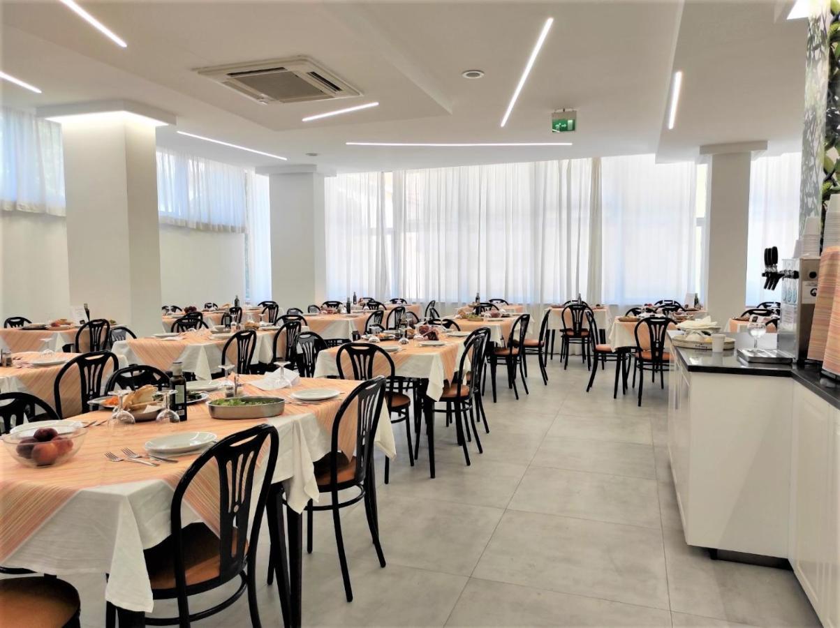 Hotel Madrid Римини Екстериор снимка