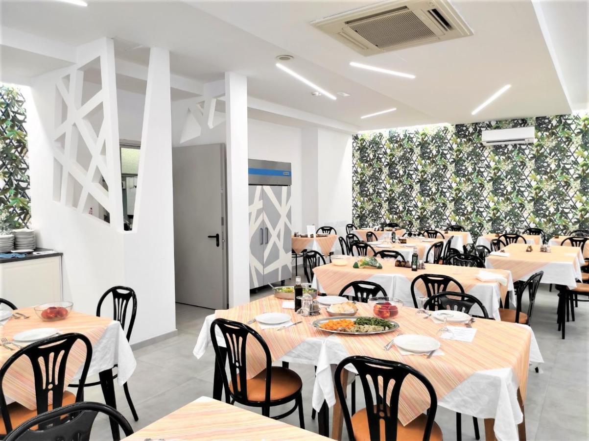 Hotel Madrid Римини Екстериор снимка