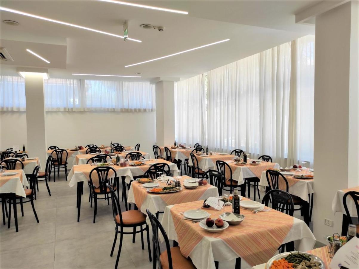 Hotel Madrid Римини Екстериор снимка