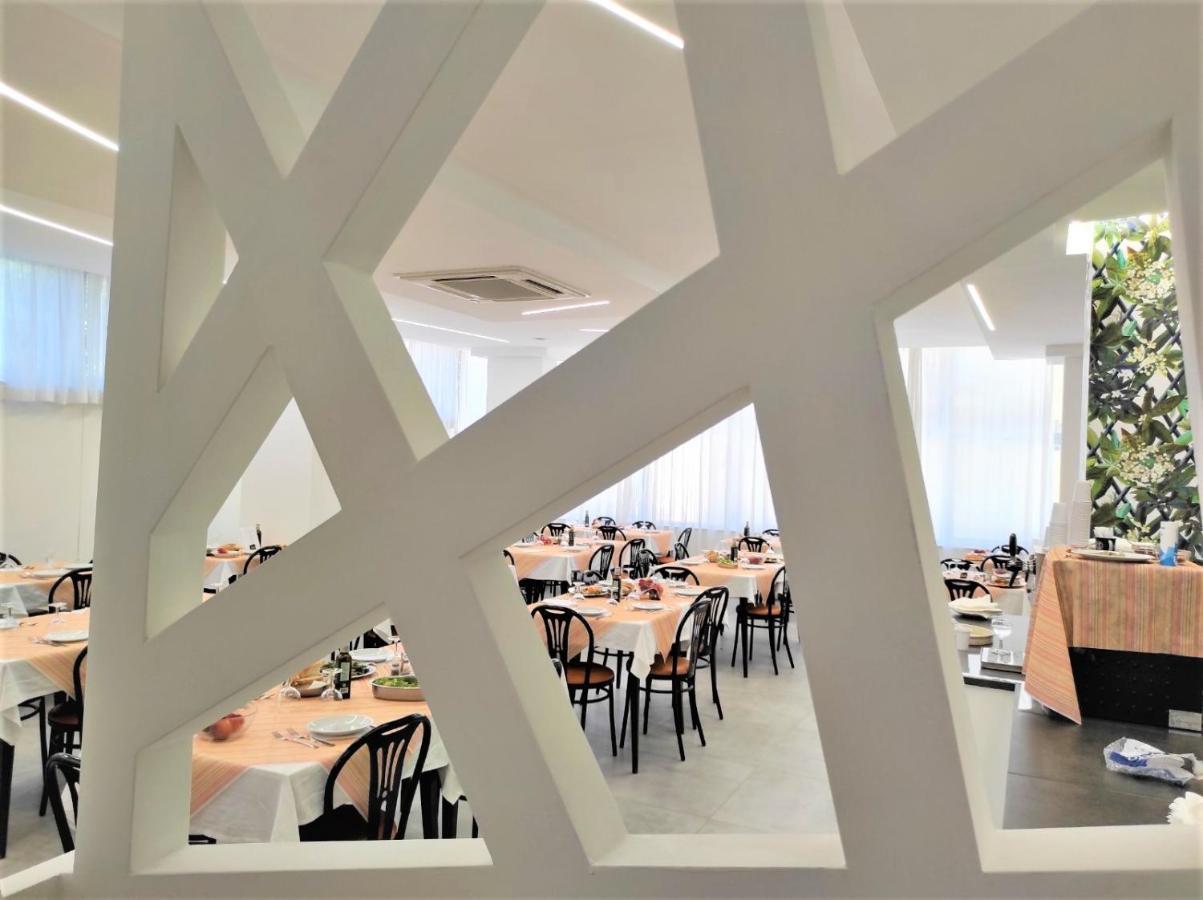 Hotel Madrid Римини Екстериор снимка