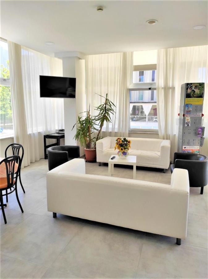 Hotel Madrid Римини Екстериор снимка