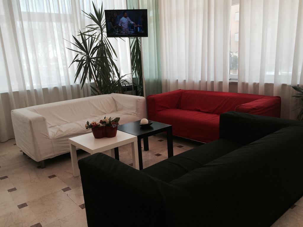 Hotel Madrid Римини Екстериор снимка