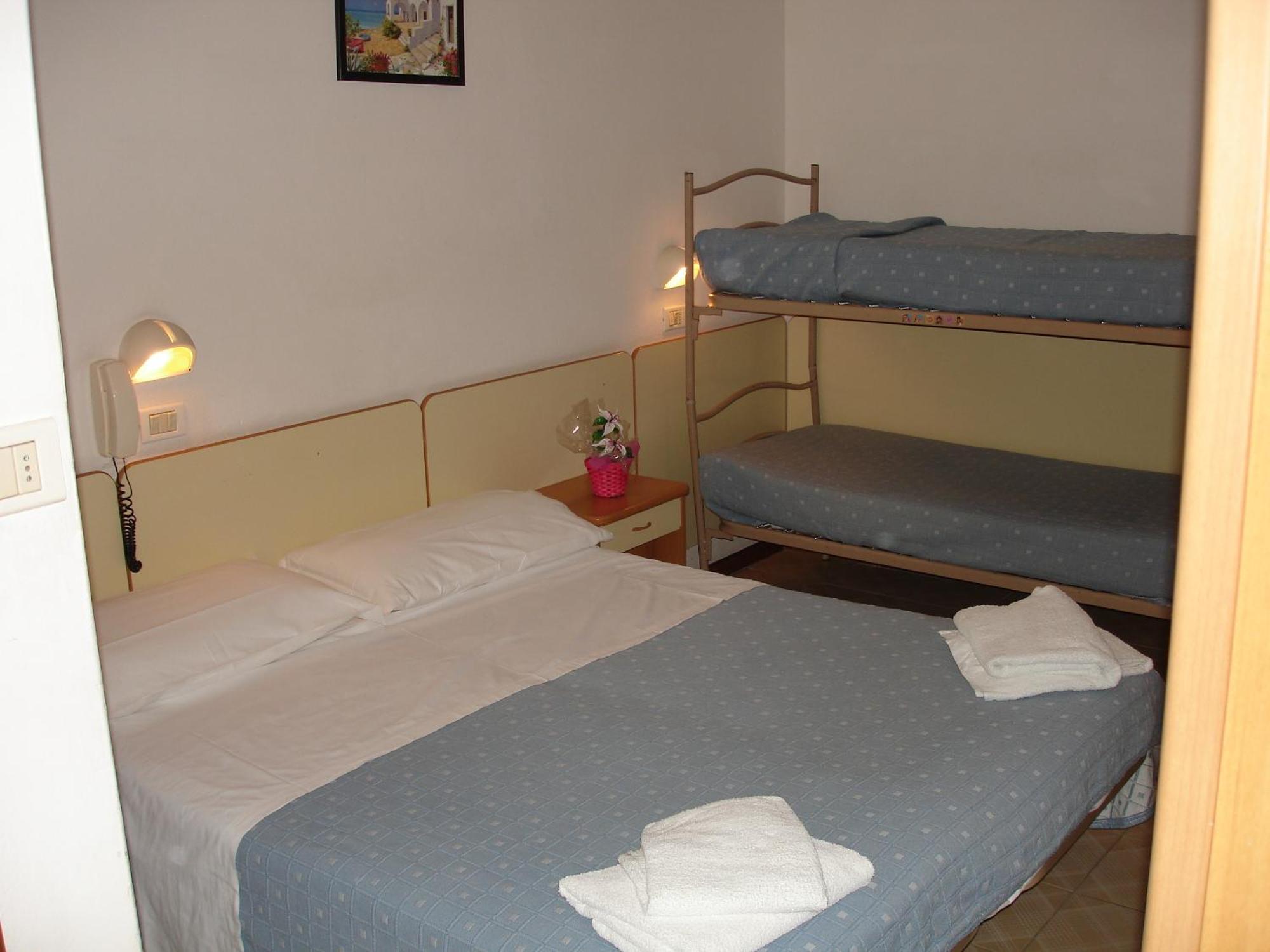 Hotel Madrid Римини Екстериор снимка