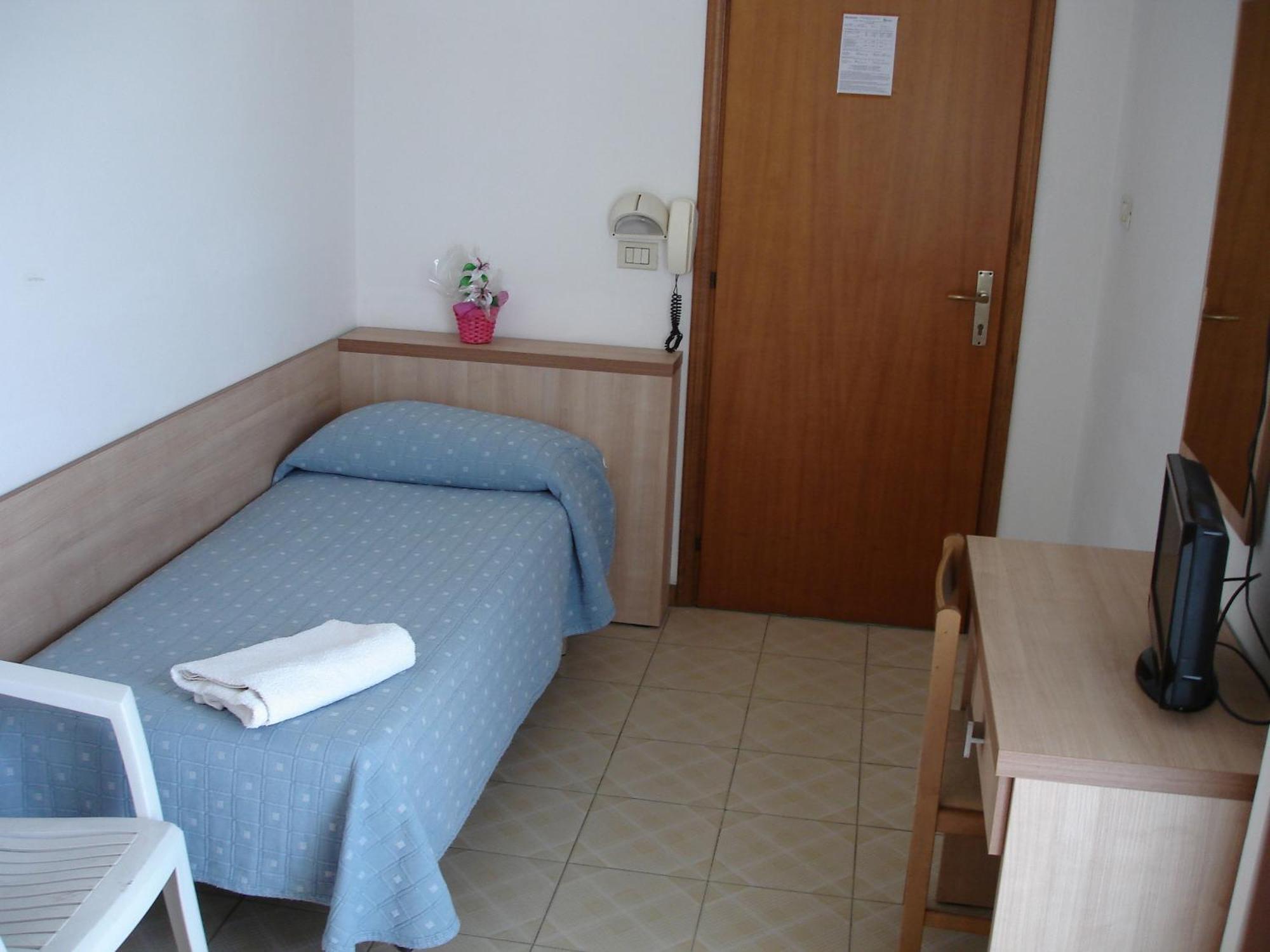 Hotel Madrid Римини Екстериор снимка