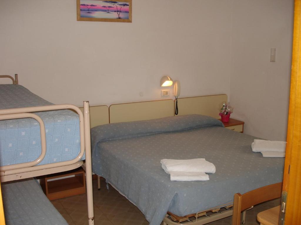 Hotel Madrid Римини Стая снимка