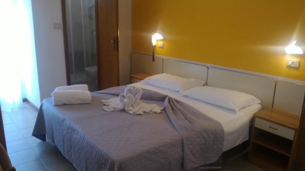 Hotel Madrid Римини Екстериор снимка