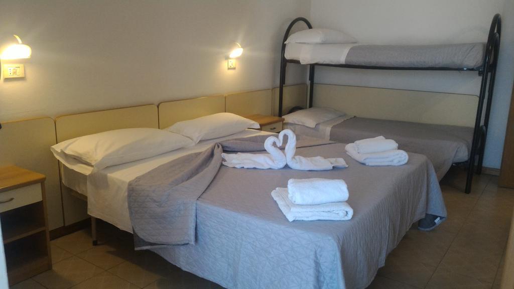 Hotel Madrid Римини Екстериор снимка