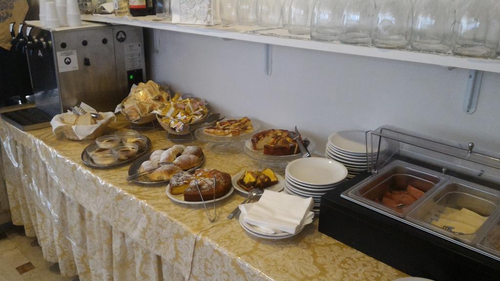 Hotel Madrid Римини Екстериор снимка