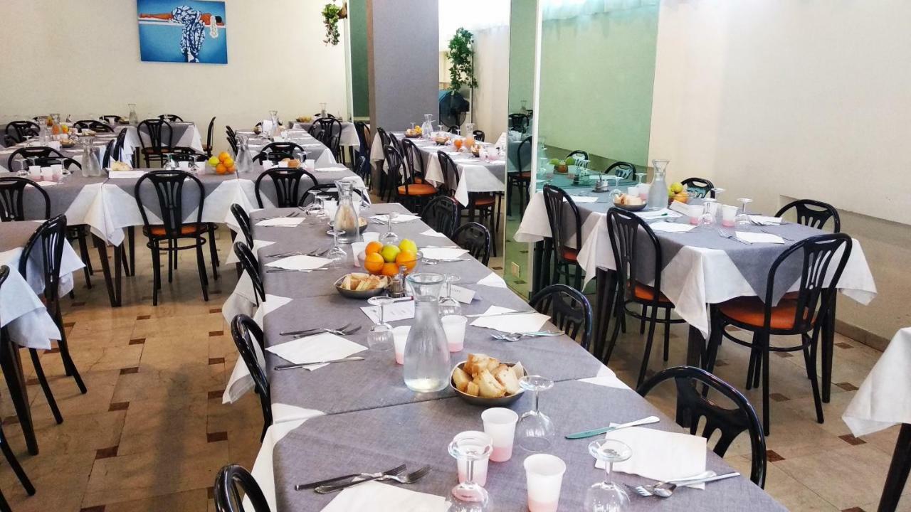 Hotel Madrid Римини Екстериор снимка