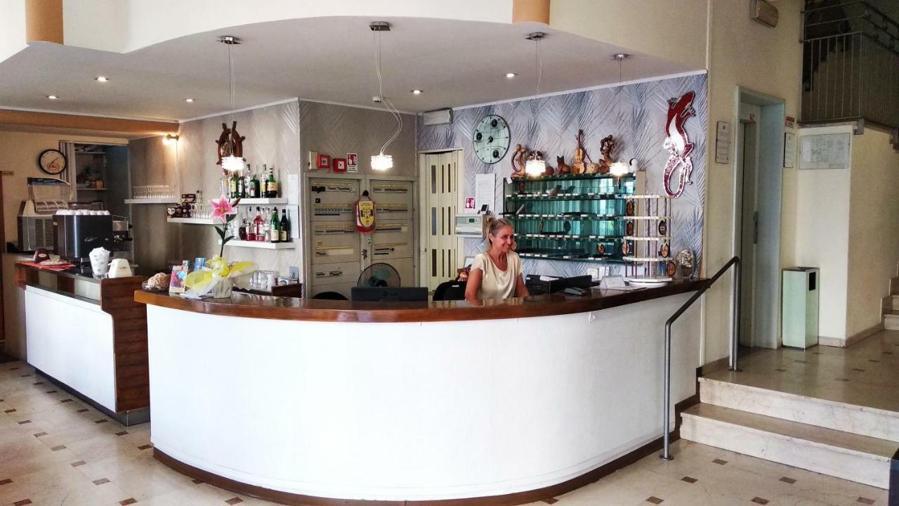 Hotel Madrid Римини Екстериор снимка