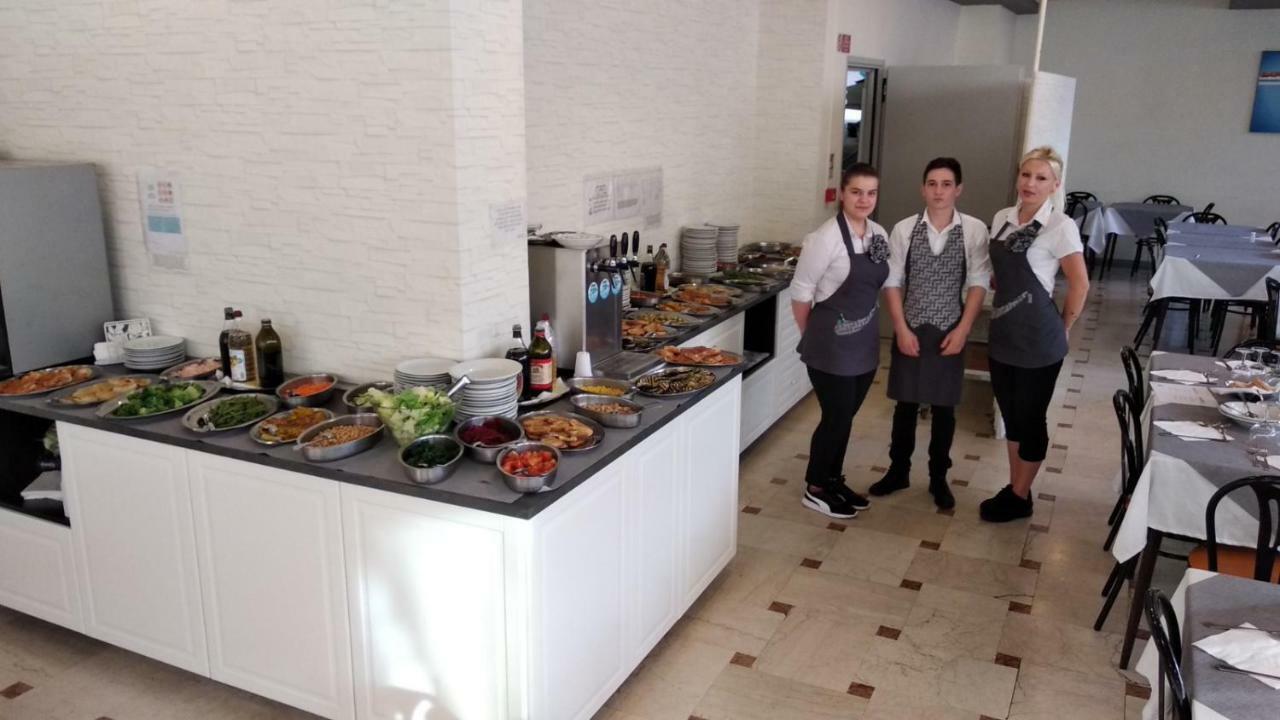 Hotel Madrid Римини Екстериор снимка